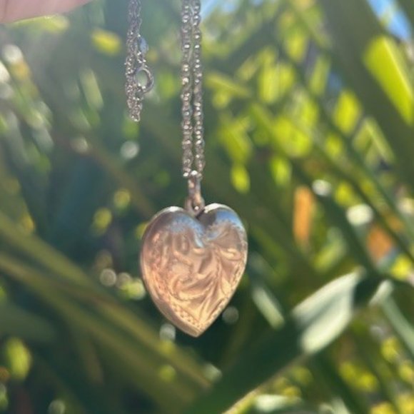 ❤️❤️ Sterling Heart Etched Locket & Chain Vintage Necklace - Picture 6 of 14
